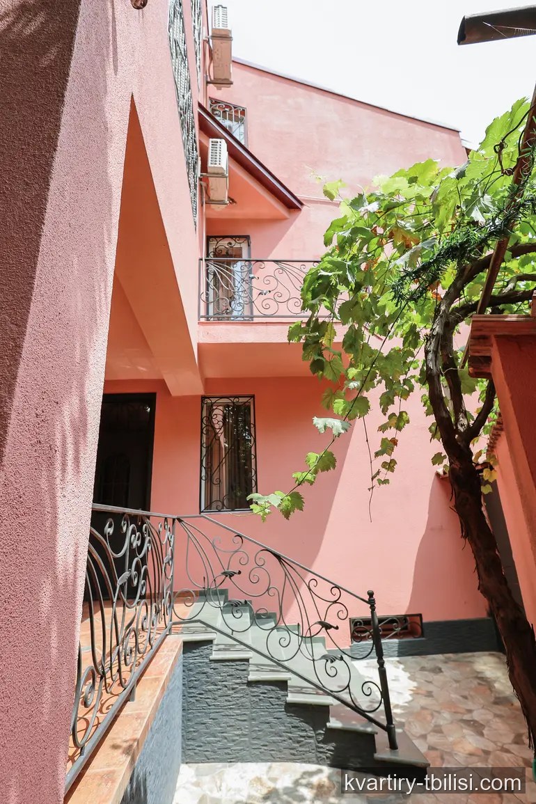 ქირავდება 10 ოთახიანი სახლი დიდუბეში, 270 მ² — 2 200 USD/თვეში | Tbilisi Homes