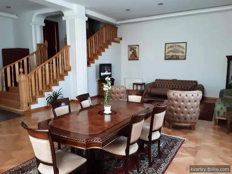 11-bedroom apartment