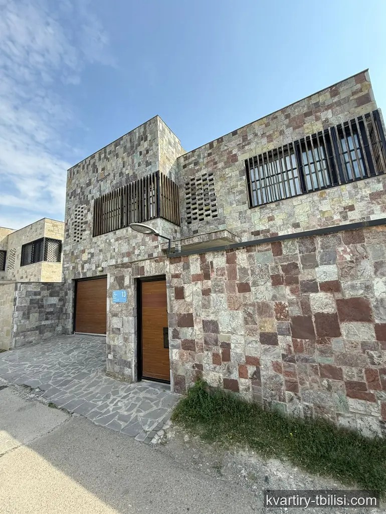8-bedroom House for rent in Digomi 1-9, Tbilisi, 300 sqm — 2 700 USD/month | Tbilisi Homes