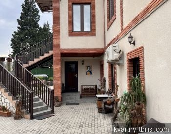11-bedroom apartment