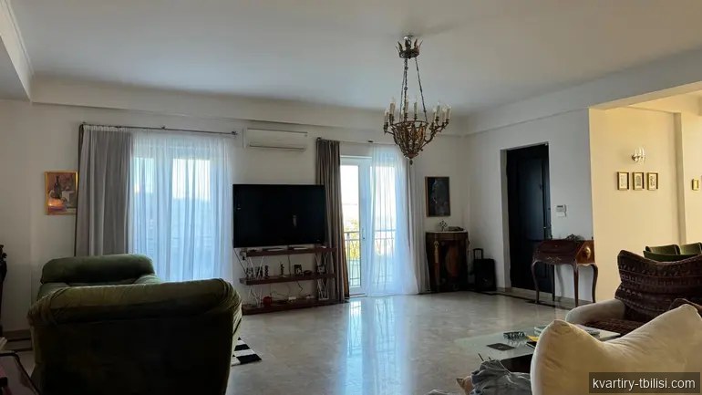 ქირავდება 9 ოთახიანი სახლი ლისზე, 700 მ² — 3 200 USD/თვეში | Tbilisi Homes