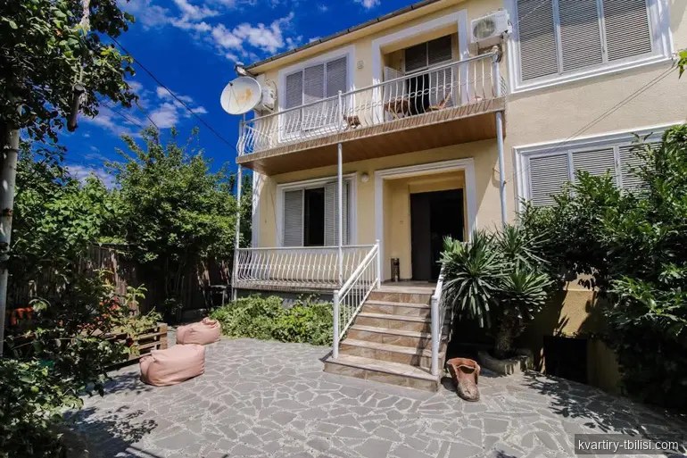 ქირავდება 11 ოთახიანი სახლი ლოტკინზე, 360 მ² — 2 500 USD/თვეში | Tbilisi Homes