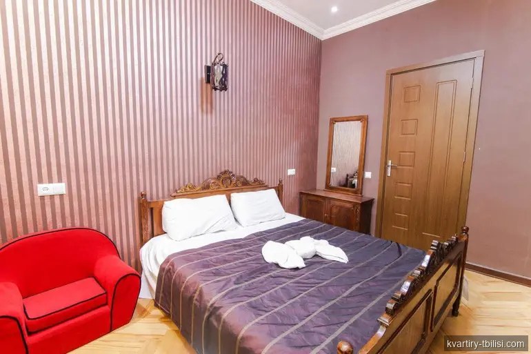 ქირავდება 11 ოთახიანი სახლი ლოტკინზე, 360 მ² — 2 500 USD/თვეში | Tbilisi Homes