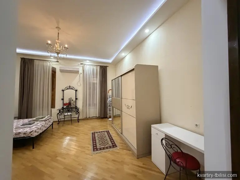 ქირავდება 3 ოთახიანი სახლი სოლოლაკში, 89 მ² — 850 USD/თვეში | Tbilisi Homes