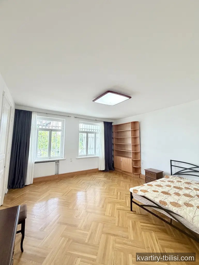 ქირავდება 4 ოთახიანი სახლი ვაკეში, 160 მ² — 1 000 USD/თვეში | Tbilisi Homes