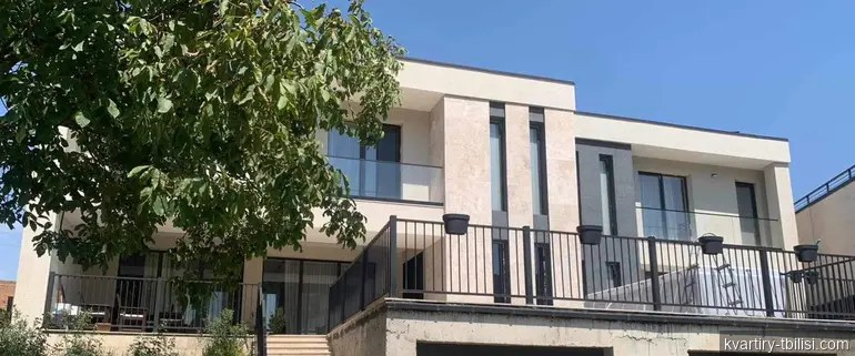 8-bedroom apartment
