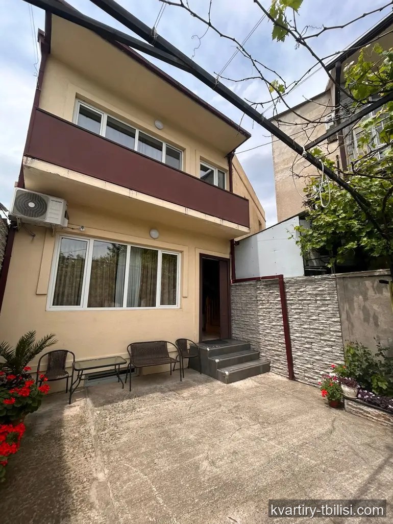 იყიდება 8 ოთახიანი სახლი ჩუღურეთში, 215 მ² — 270 000 USD | Tbilisi Homes