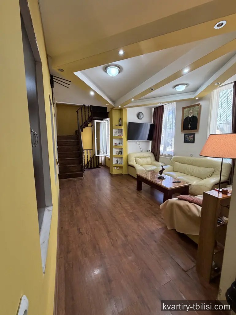 იყიდება 9 ოთახიანი სახლი ჩუღურეთში, 168 მ² — 165 000 USD | Tbilisi Homes