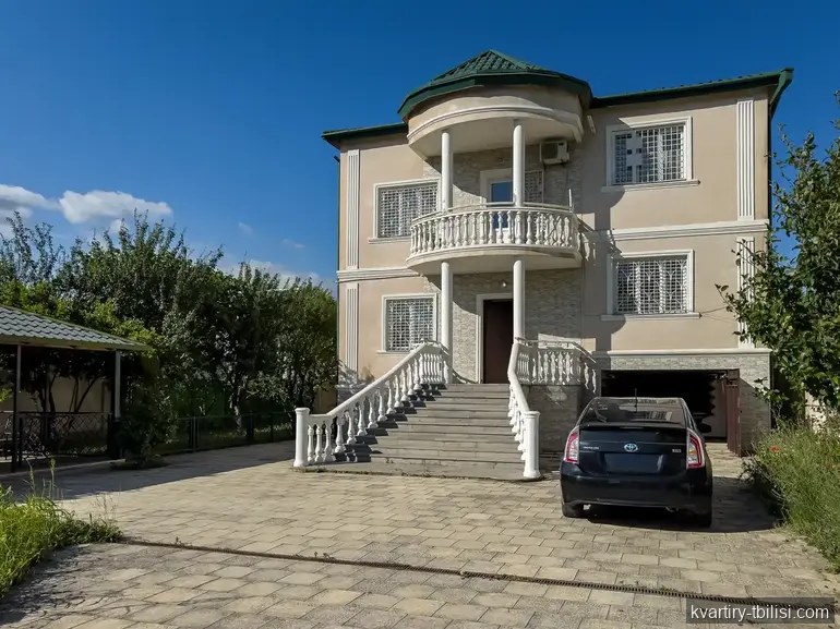 9-bedroom apartment