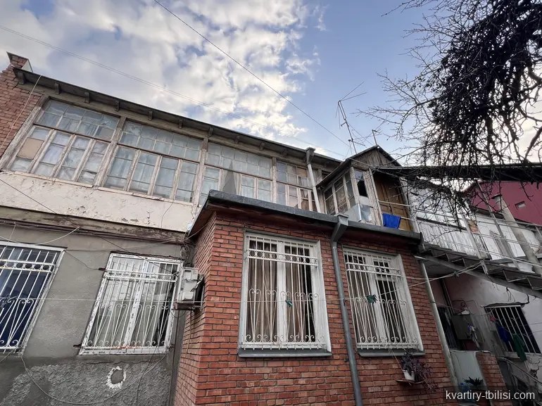 იყიდება 11 ოთახიანი სახლი ისანში, 300 მ² — 450 000 USD | Tbilisi Homes