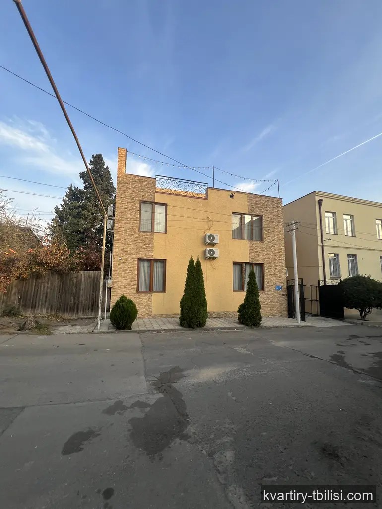 11-bedroom apartment