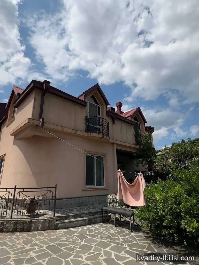 იყიდება 8 ოთახიანი სახლი ისანში, 350 მ² — 300 000 USD | Tbilisi Homes