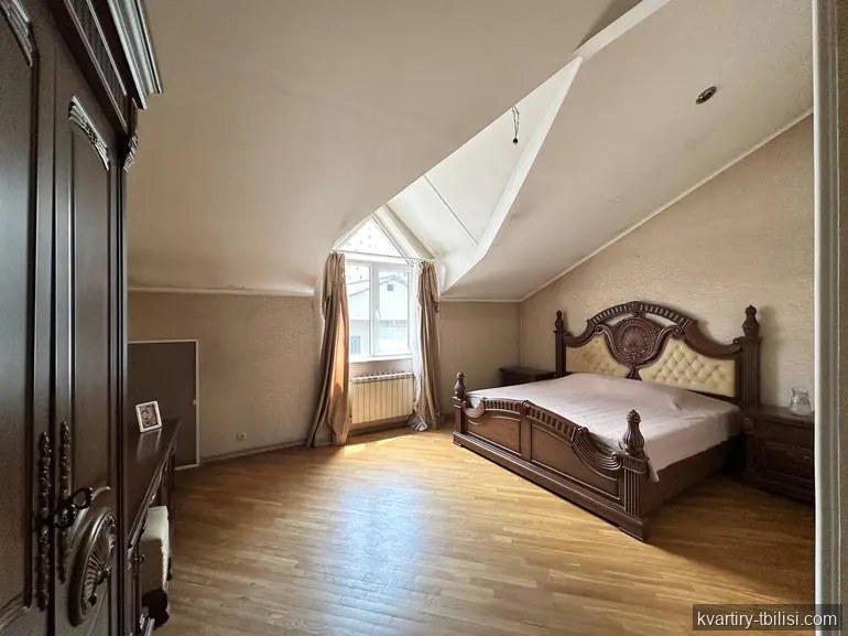 იყიდება 8 ოთახიანი სახლი ისანში, 350 მ² — 300 000 USD | Tbilisi Homes