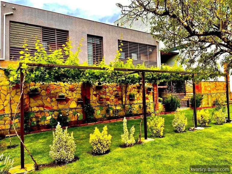 იყიდება 11 ოთახიანი სახლი ლისზე, 455 მ² — 850 000 USD | Tbilisi Homes