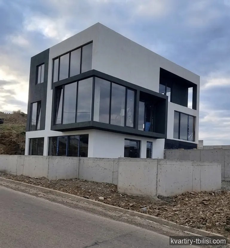 იყიდება 11 ოთახიანი სახლი ლისზე, 460 მ² — 250 000 USD | Tbilisi Homes