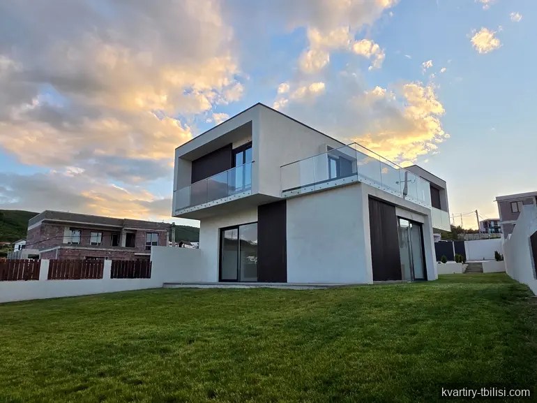 იყიდება 8 ოთახიანი სახლი ლისზე, 275 მ² — 325 000 USD | Tbilisi Homes