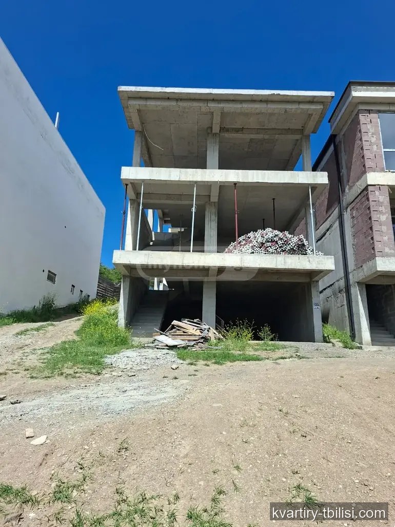 იყიდება 9 ოთახიანი სახლი ლისზე, 200 მ² — 160 000 USD | Tbilisi Homes