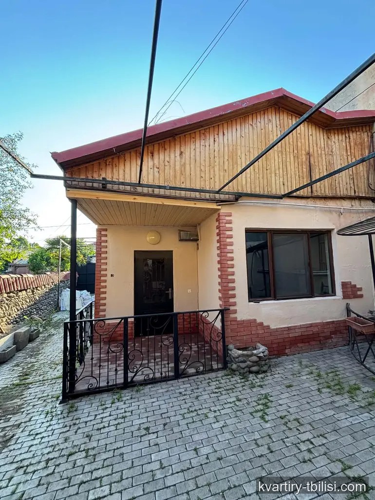 8-bedroom apartment