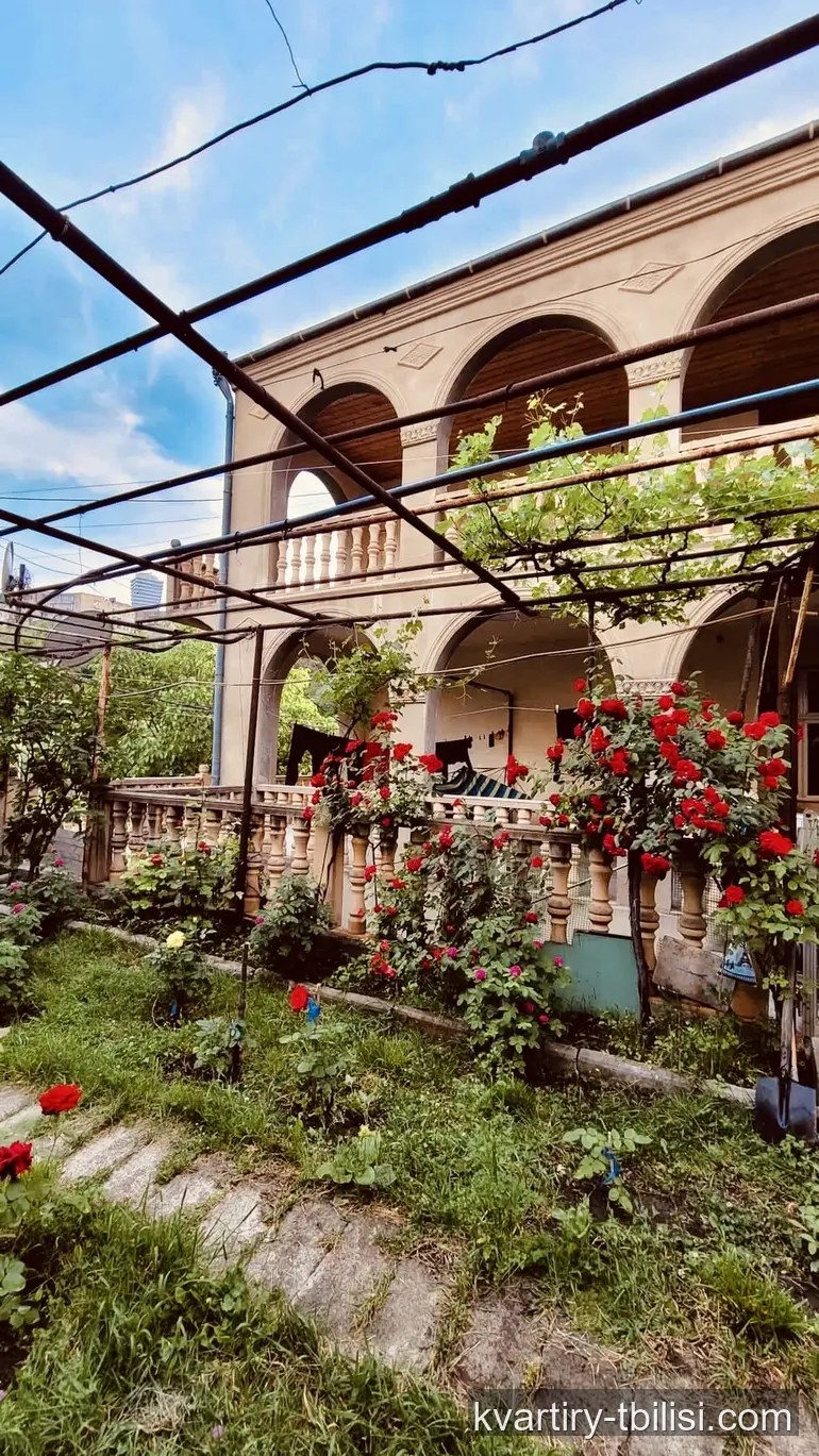 იყიდება 10 ოთახიანი სახლი საბურთალოზე, 360 მ² — 550 000 USD | Tbilisi Homes