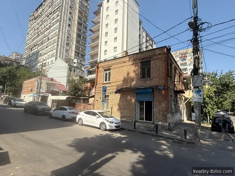 იყიდება 10 ოთახიანი სახლი საბურთალოზე, 280 მ² — 300 000 USD | Tbilisi Homes