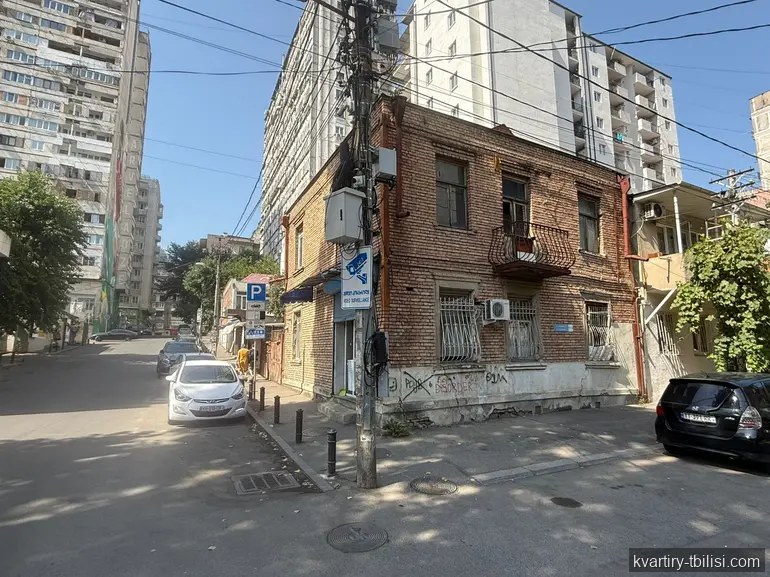 იყიდება 10 ოთახიანი სახლი საბურთალოზე, 280 მ² — 300 000 USD | Tbilisi Homes