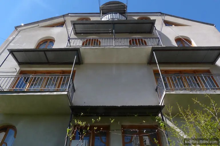 იყიდება 11 ოთახიანი სახლი საბურთალოზე, 700 მ² — 2 700 000 USD | Tbilisi Homes