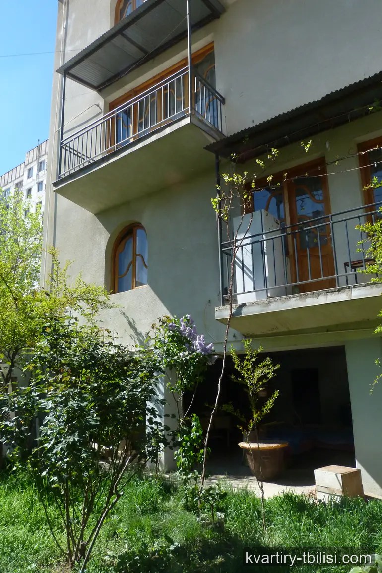 იყიდება 11 ოთახიანი სახლი საბურთალოზე, 700 მ² — 2 700 000 USD | Tbilisi Homes