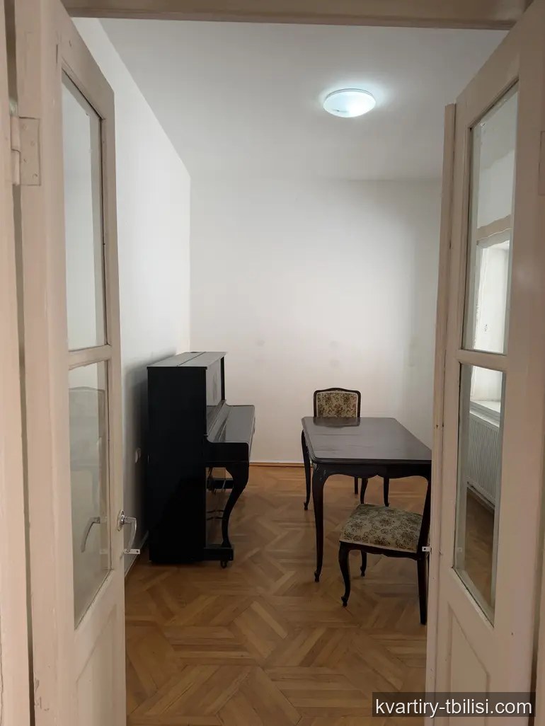 იყიდება 8 ოთახიანი სახლი საბურთალოზე, 220 მ² — 250 000 USD | Tbilisi Homes