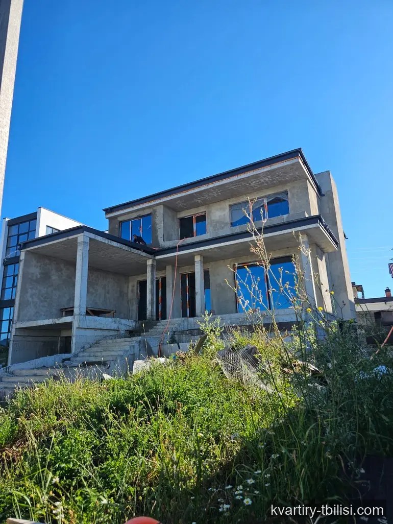 8-bedroom apartment