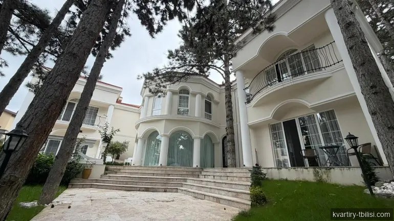 8-bedroom apartment