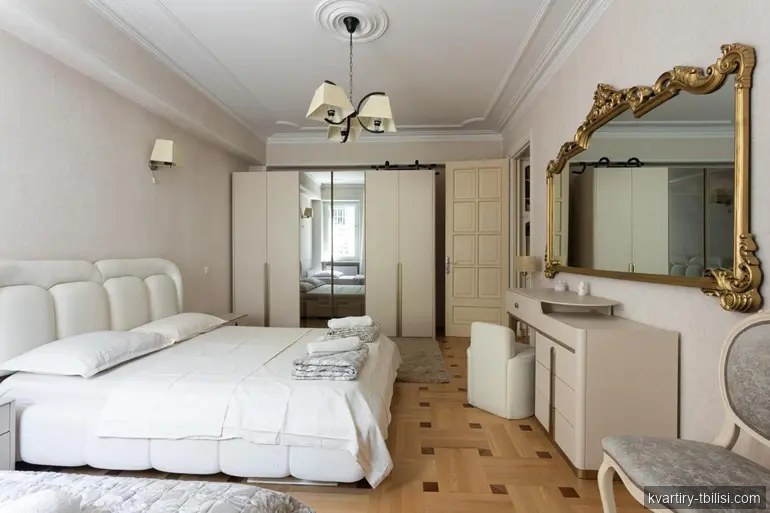 4-bedroom Apartment for rent in Abanotubani, Tbilisi, 180 sqm, floor 2/6 — 2 200 USD/month | Tbilisi Homes