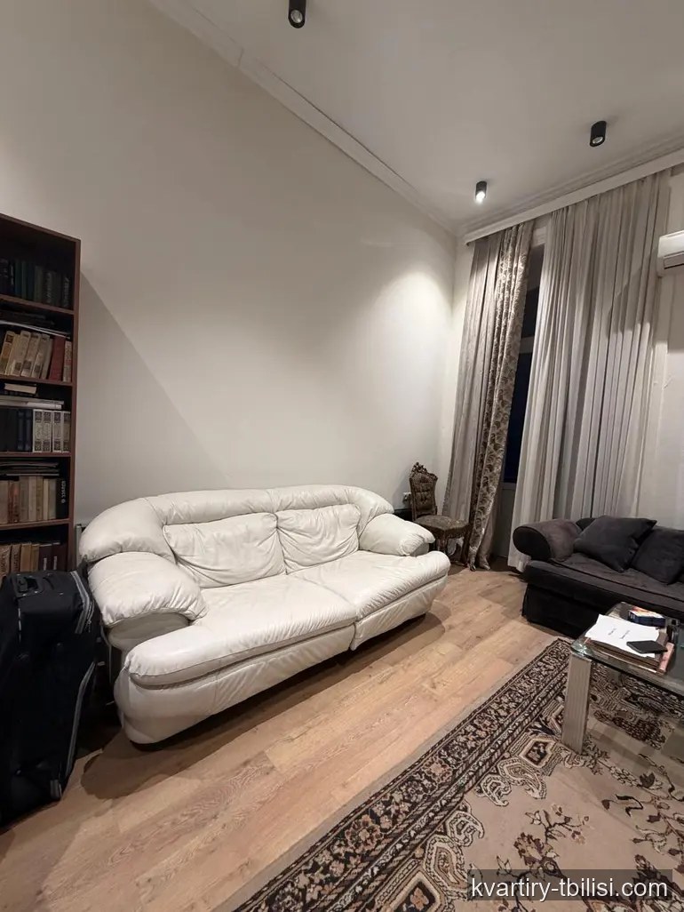 5-bedroom Apartment for rent in Abanotubani, Tbilisi, 180 sqm, floor 2/3 — 2 000 USD/month | Tbilisi Homes