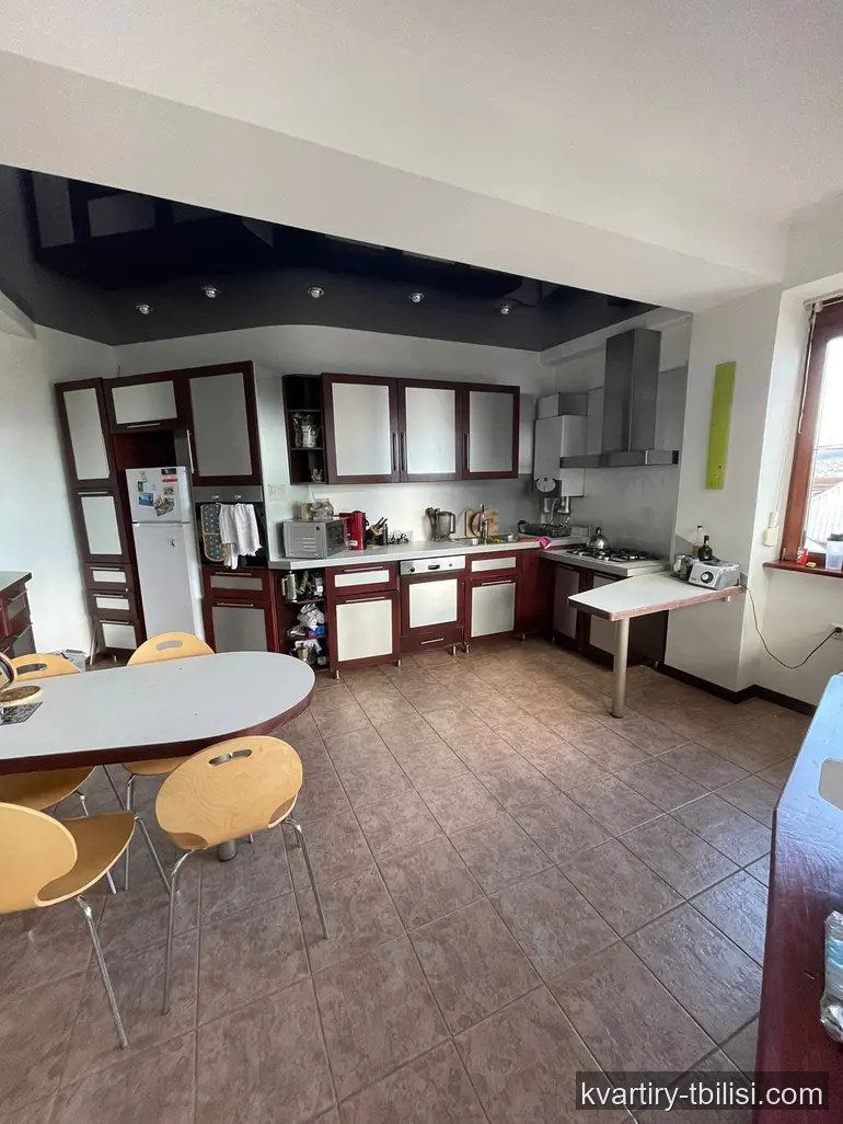 Четырёхкомнатная квартира на Мтацминде — 1 100 USD/мес | Tbilisi Homes