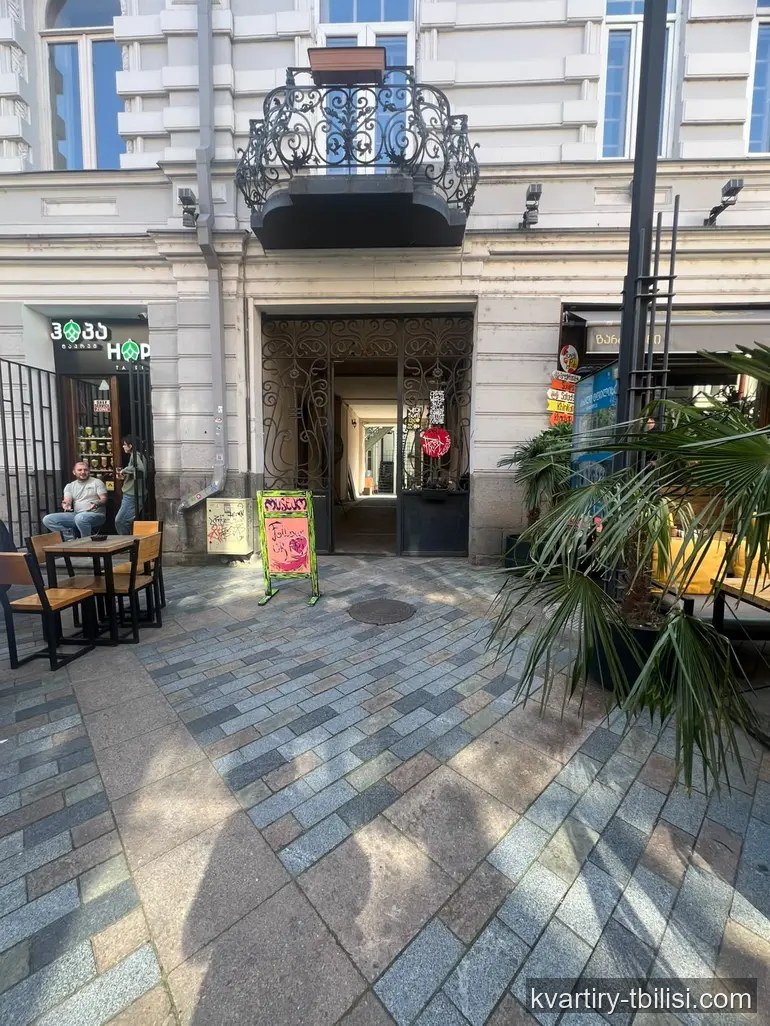 2-bedroom Apartment for rent in Sololaki, Tbilisi, 32 sqm, floor 1/3 — 596 USD/month | Tbilisi Homes