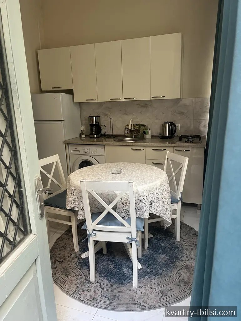 2-bedroom Apartment for rent in Sololaki, Tbilisi, 32 sqm, floor 1/3 — 596 USD/month | Tbilisi Homes