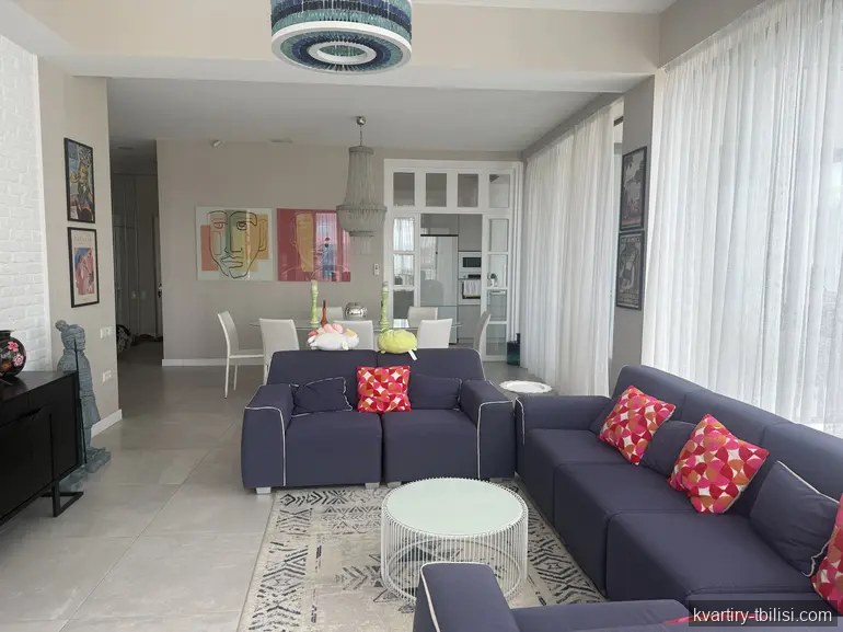 Четырёхкомнатная квартира в Сололаки — 3 000 USD/мес | Tbilisi Homes