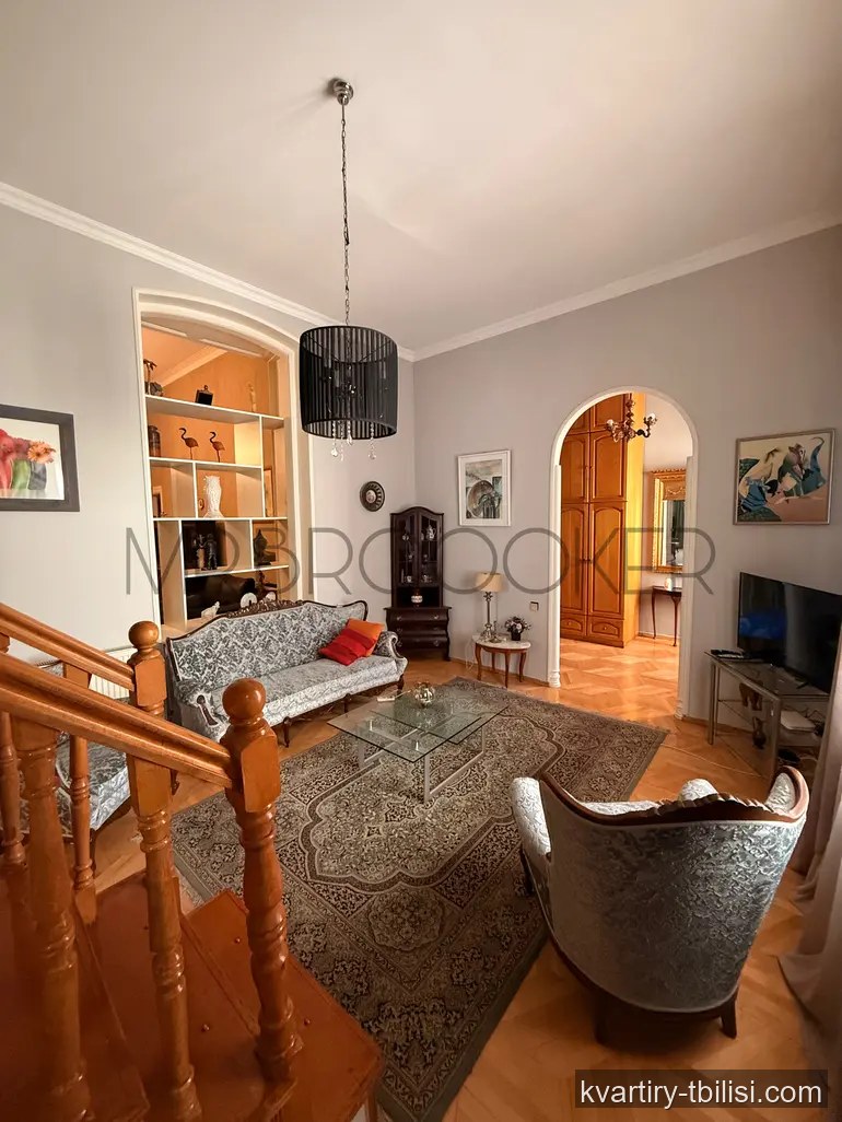 4-bedroom Apartment for rent in Sololaki, Tbilisi, 200 sqm, floor 2/3 — 1 500 USD/month | Tbilisi Homes