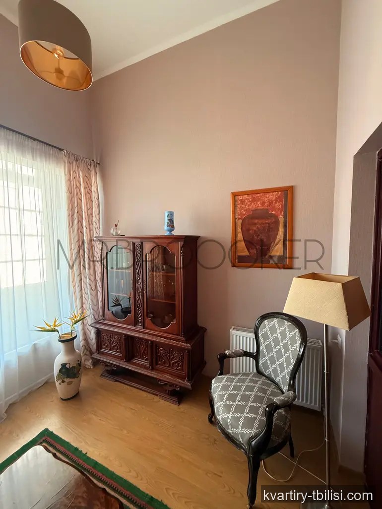 4-bedroom Apartment for rent in Sololaki, Tbilisi, 200 sqm, floor 2/3 — 1 500 USD/month | Tbilisi Homes