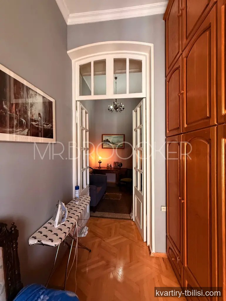 4-bedroom Apartment for rent in Sololaki, Tbilisi, 200 sqm, floor 2/3 — 1 500 USD/month | Tbilisi Homes