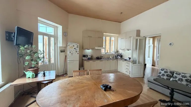 Четырёхкомнатная квартира в Сололаки — 1 200 USD/мес | Tbilisi Homes