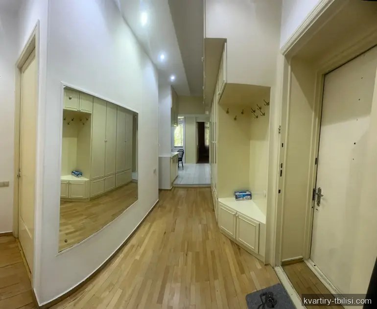 ქირავდება 3 ოთახიანი ბინა ვაკეში, 100 მ², 1/3 სართული — 1 100 USD/თვეში | Tbilisi Homes