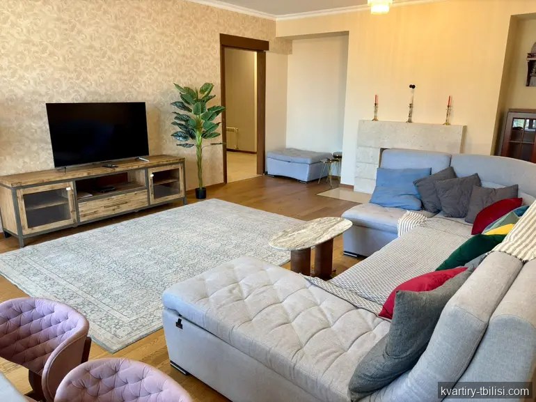 4-bedroom Apartment for rent in Vake, Tbilisi, 202 sqm, floor 6/7 — 2 200 USD/month | Tbilisi Homes