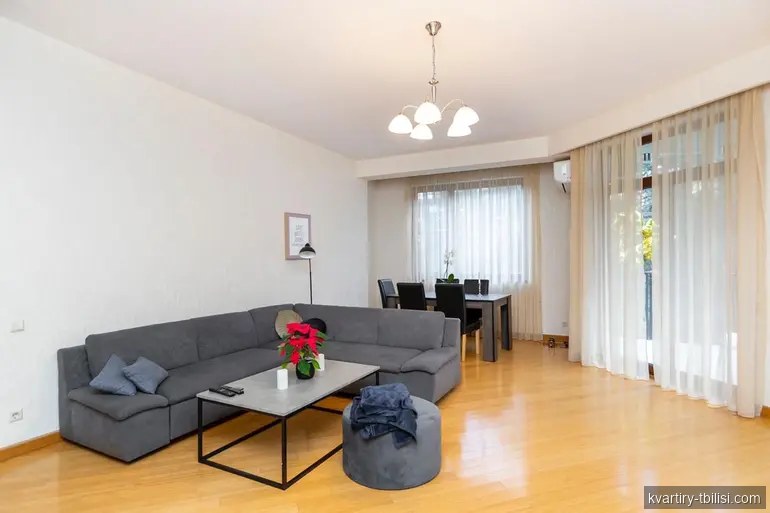 4-bedroom Apartment for rent in Vake, Tbilisi, 200 sqm, floor 3/4 — 2 500 USD/month | Tbilisi Homes