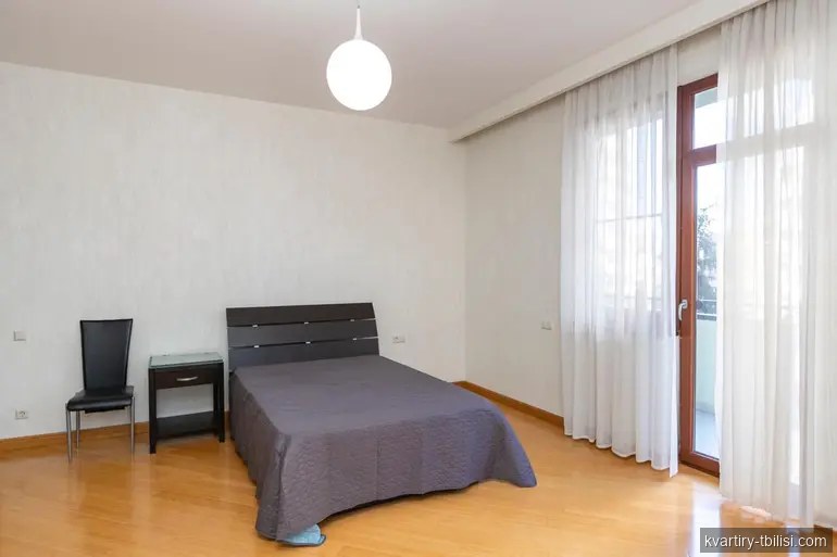 4-bedroom Apartment for rent in Vake, Tbilisi, 200 sqm, floor 3/4 — 2 500 USD/month | Tbilisi Homes