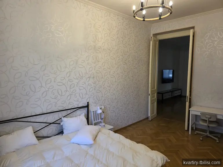 5-bedroom Apartment for rent in Vake, Tbilisi, 130 sqm, floor 2/5 — 1 000 USD/month | Tbilisi Homes