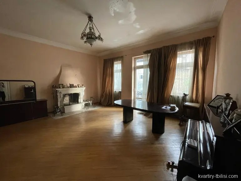 8-bedroom Apartment for sale in Vake, Tbilisi, 300 sqm, floor 3/3 — 630 000 USD | Tbilisi Homes