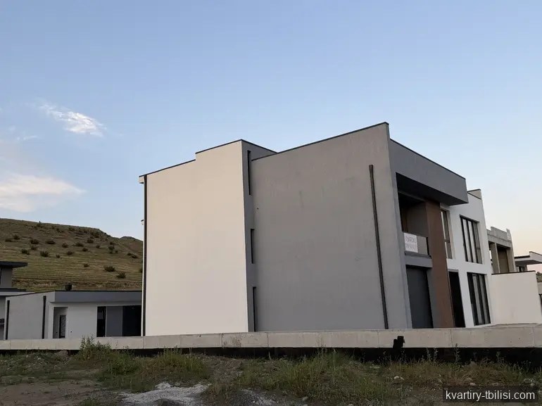 იყიდება 11 ოთახიანი სახლი ლისზე, 655 მ² — 900 000 USD | Tbilisi Homes