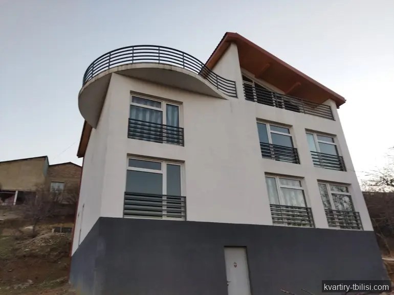 11-bedroom apartment