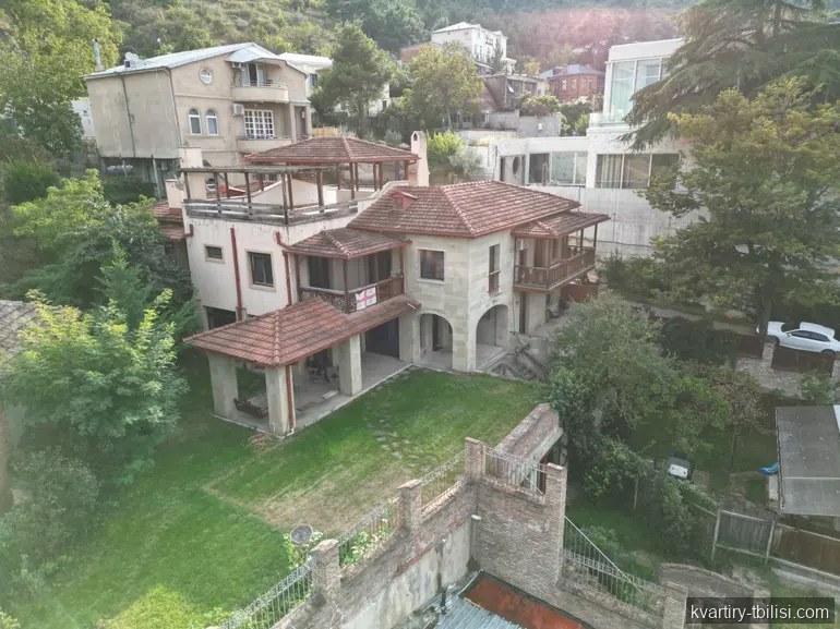 11 ოთახიანი ბინა